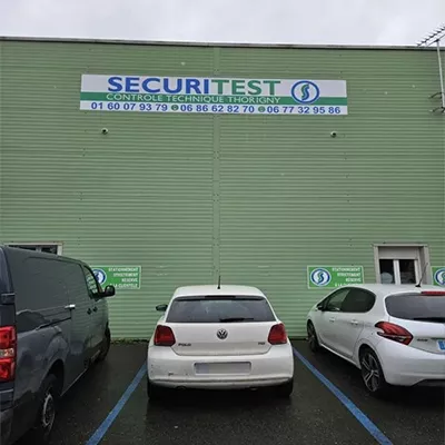 automobile sur le parking du centre de contrôle technique